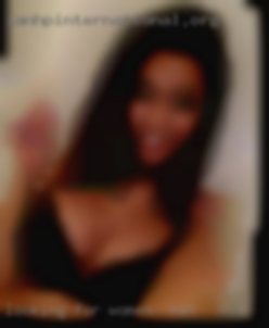 Looking for single male women in hat for her.
